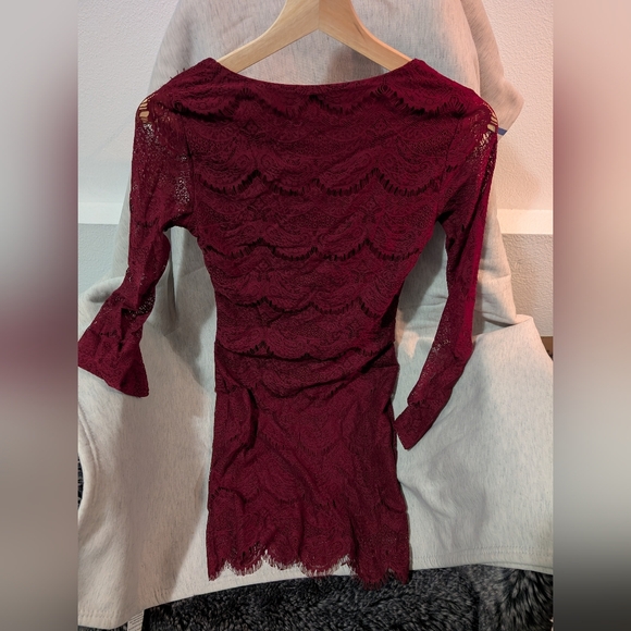 Elegant Lace V-Neck Dress - Red - Picture 2 of 2